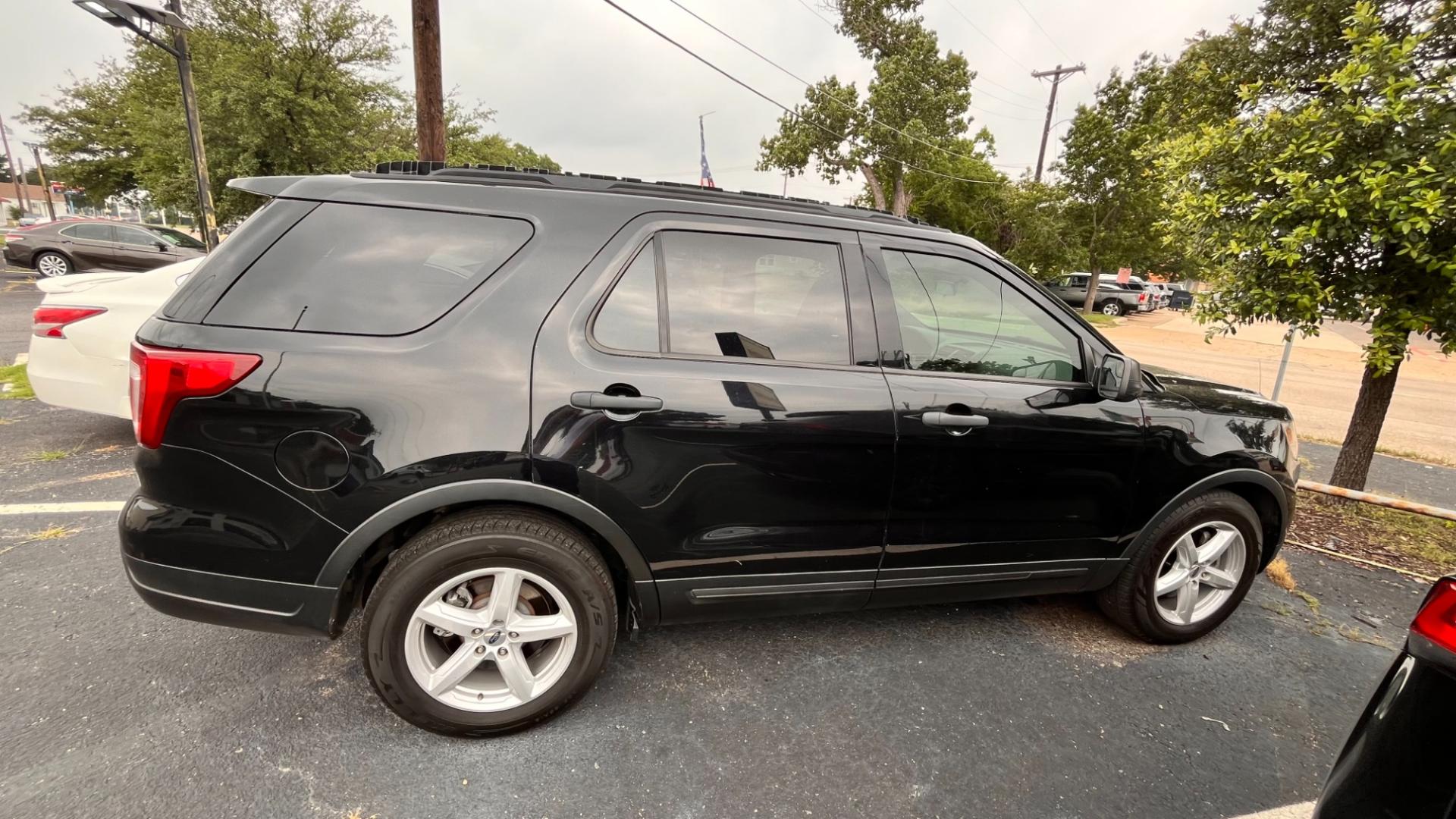 2019 Black Ford Explorer Base FWD (1FM5K7B82KG) with an 3.5L V6 DOHC 24V engine, 6A transmission, located at 945 E. Jefferson Blvd, Dallas, TX, 75203, (214) 943-7777, 32.752514, -96.811630 - Photo#2